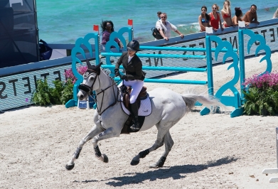 Crunch de Troteval au CSI de Miami sous la selle d'une jeune cavalière